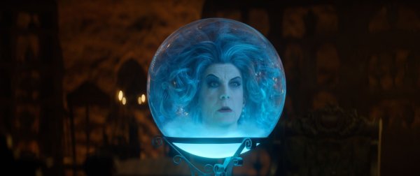 Jamie Lee Curtis als Madame Leota in einer Szene des Films «Geistervilla». - © -/Disney Enterprises/dpa