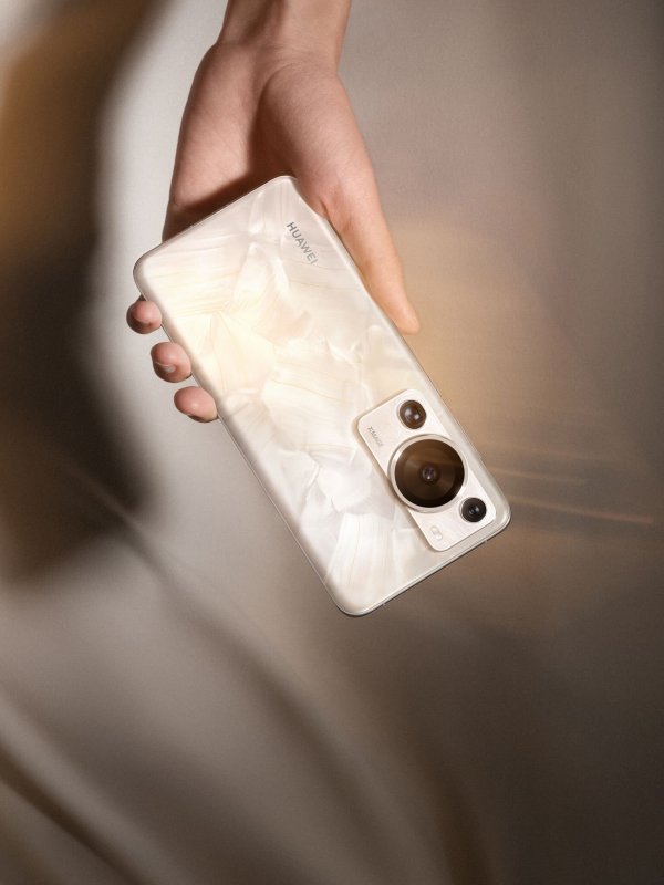 Jedes P60 Pro ein Unikat, verspricht Huawei. Die immer anders ausfallende Perlmutt-Schicht unter der Glasoberfläche auf der Rückseite macht es möglich - allerdings nur in der Farbversion «Rococo Pearl». - © Huawei/dpa-tmn