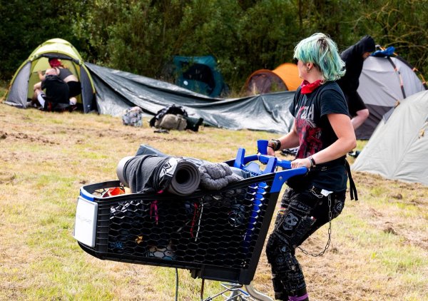 Unter dem Motto «Sylt für alle» veranstaltet die Gruppe «Aktion Sylt» ein mehrwöchiges Protestcamp. - © Daniel Bockwoldt/dpa