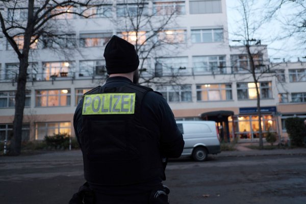 In einem Berliner Seniorenheim soll ein Mann seine Tochter mit einer Machete schwer verletzt haben. - © Jörg Carstensen/dpa