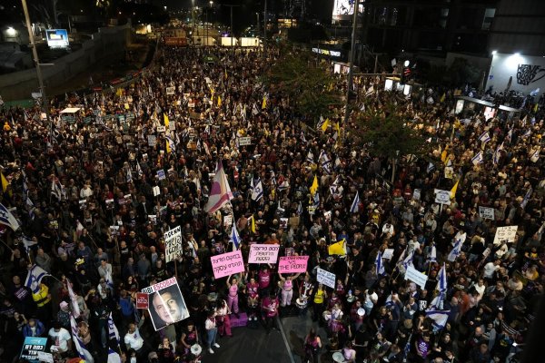 Israelis in Tel Aviv demonstrieren für ein Geisel-Abkommen. - © Maya Alleruzzo/AP
