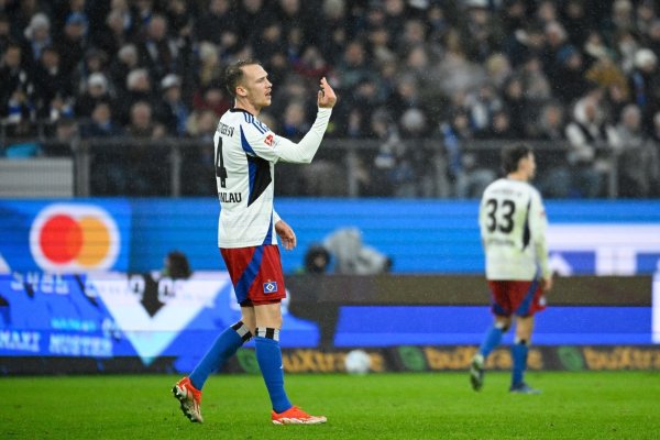 Hamburgs Sebastian Schonlau versucht seine Mannschaft nach dem Schalker Ausgleich zu motivieren. - © Gregor Fischer/dpa