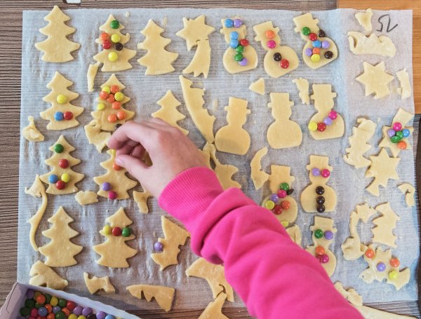 Weihnachtsplätzchen sind bei vielen Menschen in Deutschland sehr beliebt. (Symbolbild) - © Daniel Bockwoldt/dpa
