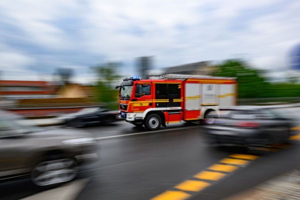 Ein Feuerwehrfahrzeug verliert in Hamm einen Anhänger mit Rettungshunden. (Symbolbild) - © Robert Michael/dpa
