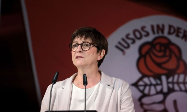 SPD-Chefin räumt ein, dass die Debatte über die K-Frage nicht gut gelaufen ist. Einen langfristigen Schaden sieht sie aber nicht. - © Sebastian Willnow/dpa