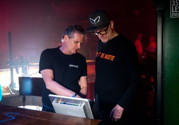Suchtmediziner Gernot Rücker und Techno-DJ «Dr. Motte» waren beim bundesweit ersten Drug-Checking dabei. - © Daniel Bockwoldt/dpa