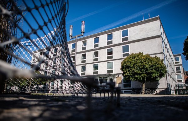 Das Oberverwaltungsgerichtes für das Land Nordrhein-Westfalen in Münster verhandelt am Mittwoch zu Photovoltaikanlagen auf Häusern, die unter Denkmalschutz stehen. (Archivfoto) - © Guido Kirchner/dpa
