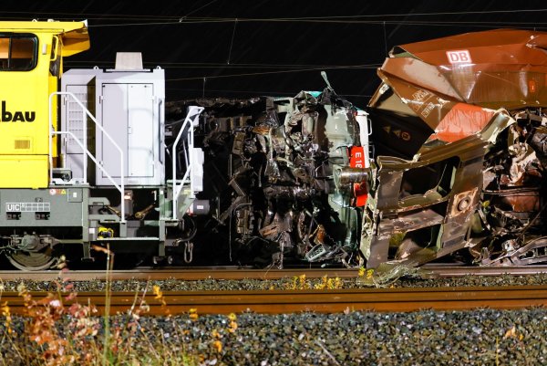 Schwere Kräne müssen die völlig demolierten Waggons wieder aufrichten und möglichst zurück auf die Schienen setzen. - © Thomas Banneyer/dpa