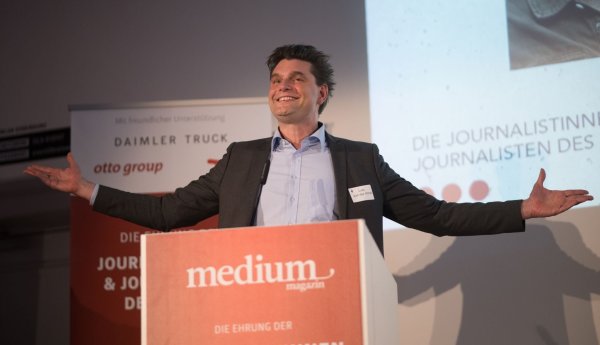 Lutz van der Horst: In den Neunzigern habe er sich eine Handynummer geben lassen, die sich jeder merken könne. (Archivfoto) - © Sebastian Christoph Gollnow/dpa