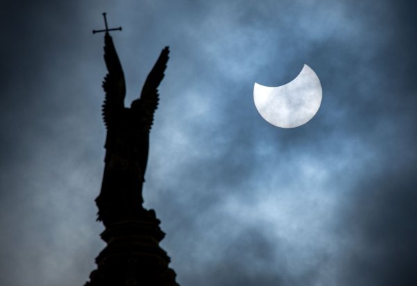Eine partielle Sonnenfinsternis ist am 29. März in den Vormittagsstunden beobachtbar. (Symbolbild) - © Jens Büttner/dpa