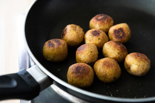 Kichererbsen-Falafeln aus dem Supermarkt schneiden in einem aktuellen Test von „Öko-Test“ gemischt ab: Nur ein Bio-Produkt erhielt die Bewertung „sehr gut“. Andere getestete Produkte wiesen Pestizidspuren, meist Glyphosat und teils mangelnde Würzung auf. - © Silas Stein/dpa/dpa-tmn