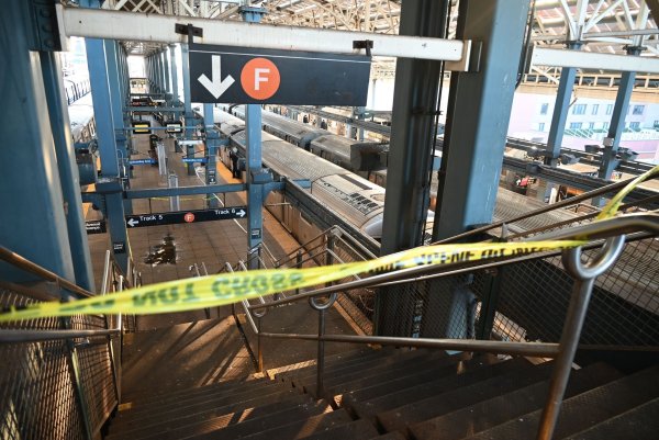 Die abgesperrte Station im New Yorker Stadtteil Brooklyn gehört zum bekannten Ausflugsziel Coney Island. - © Kyle Mazza/TheNEWS2 via ZUMA Press Wire/dpa