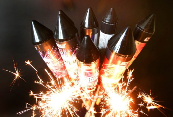Für ein sicheres Silvester sollten nur geprüfte Feuerwerkskörper verwendet werden. - © Roland Weihrauch/dpa/dpa-tmn