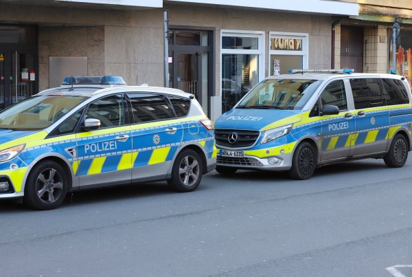 Spezialkräfte haben nach einer Anschlags-Drohung einen 20-Jährigen festgenommen - doch der ist wohl völlig unbescholten. - © Sascha Thelen/dpa
