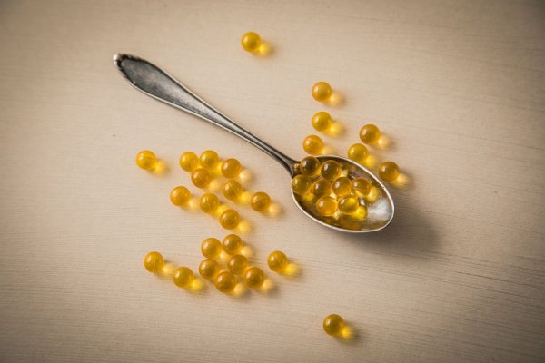 Im Winter greifen viele zu Vitamin-D-Präparaten, obwohl das laut „Öko-Test“ für gesunde Menschen mit ausreichendem Sommer-Sonnenkontakt oft unnötig ist. - © Christin Klose/dpa-tmn