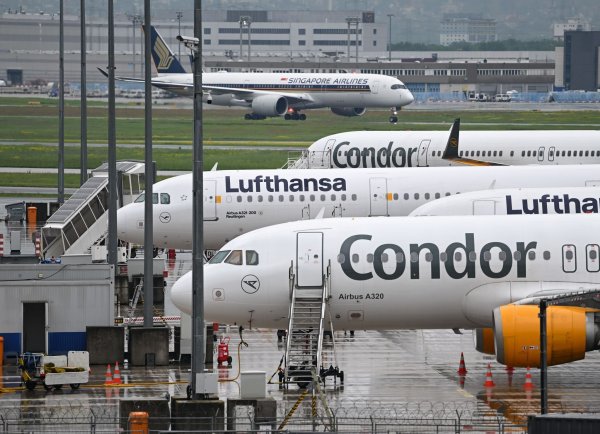 Bislang werden viele Condor-Passagiere von der Lufthansa nach Frankfurt geflogen. - © Arne Dedert/dpa