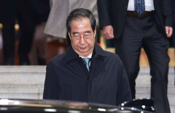 Das Parlament hat für die Amtsenthebung des amtierenden Präsidenten Han Duck Soo gestimmt. - © Hong Hae-in/Yonhap/AP/dpa