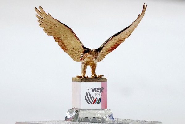 Der goldene Adler für den Sieger der Vierschanzentournee. - © Daniel Karmann/dpa