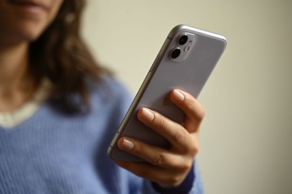 Laut einer repräsentativen Umfrage nehmen sich immer mehr Menschen vor, weniger Zeit am Handy zu verbringen. (Symbolbild) - © Helena Dolderer/dpa/dpa-tmn