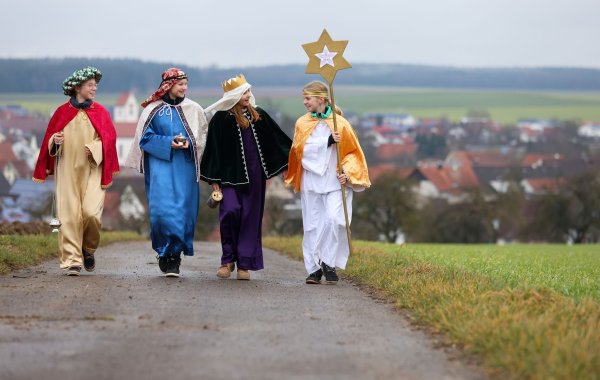 Unter dem Leitspruch «Erhebt Eure Stimme! Sternsingen für Kinderrechte» starten die Sternsinger in das 67. Dreikönigssingen. (Archivbild) - © Thomas Warnack/dpa