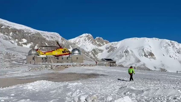 Ein Hubschrauber sucht in den italienischen Abruzzen nach zwei vermissten Bergsteigern im Massiv Gran Sasso. Die Leichen der beiden Männer wurden am Freitag entdeckt. - © -/Italienische Bergwacht/dpa