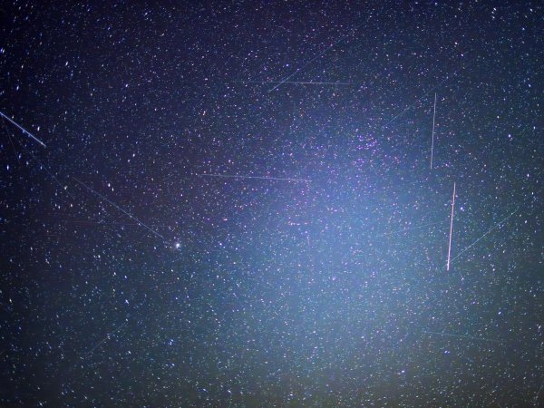 Die geplante Ansiedlung der Satellitensteuerung werde den Raumfahrtstandort Köln stärken, sagt NRW-Ministerpräsident Hendrik Wüst (CDU). - © Patrick Pleul/dpa