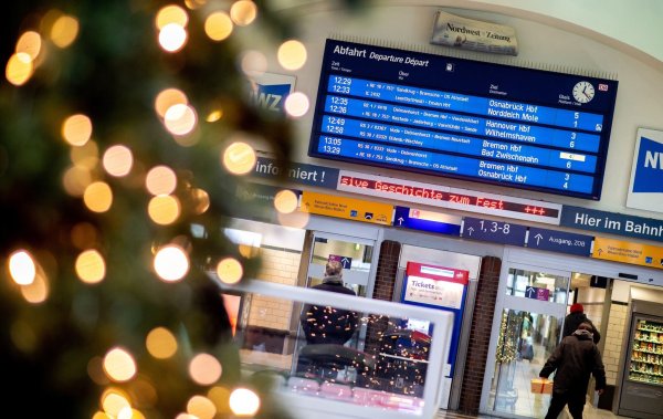 Rund 4,9 Millionen Fahrgäste waren über Weihnachten im Fernverkehr der Deutschen Bahn unterwegs. (Archivbild) - © Hauke-Christian Dittrich/dpa
