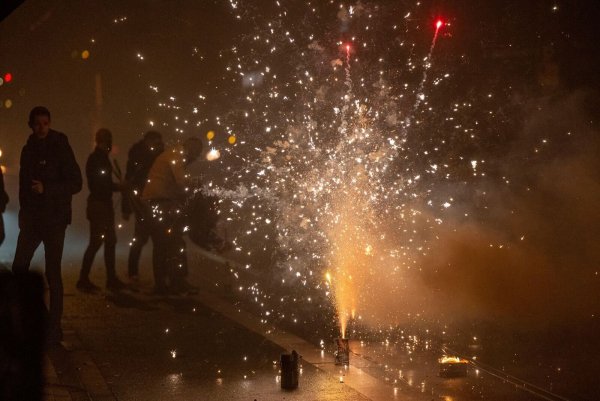 Zum Jahreswechsel 2023/24 haben feiernde Menschen Feuerwerk gezündet. (Archivbild) - © Christoph Reichwein/dpa/dpa-tmn