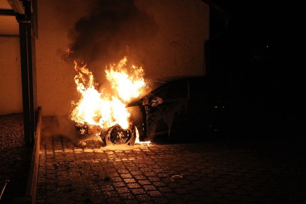 In der Silvesternacht brennen in Deutschland etwa 1.000 Autos - so viel wie sonst in einem Monat. (Symbolbild) - © Silvio Dietzel/dpa-Zentralbild/dpa