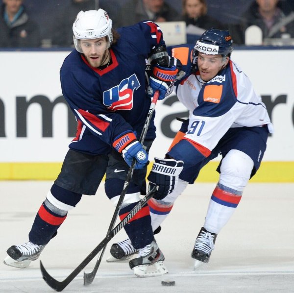 Nick Bailen (l) verlässt die Kölner Haie. - © picture alliance / dpa