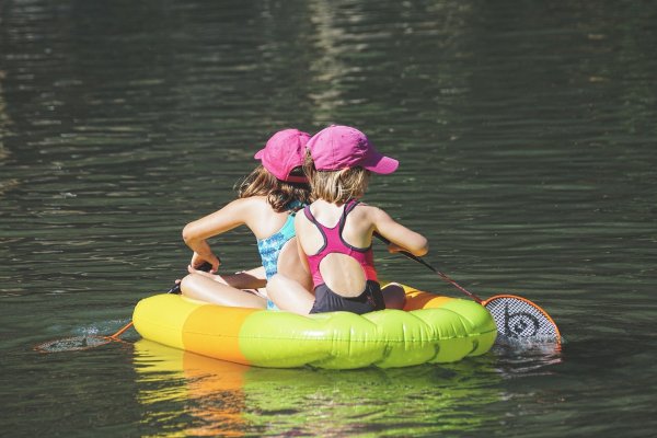 Beim Baden in Seen ergeben sich besondere Gefahren. Ertrinken können auch fitte Schwimmer - © Pixabay