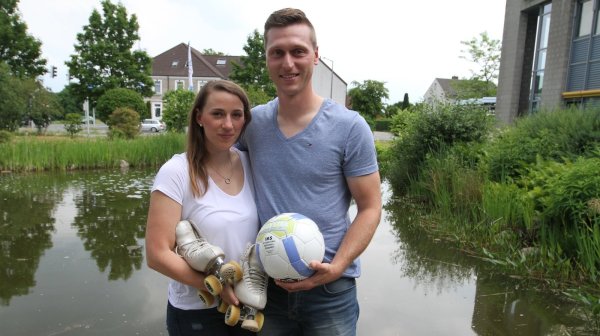Sind seit gut zwei Jahren ein Paar: Isabella Barbarito und Daniel Schlingmann mit Rollschuhen und Fußball. - © Sebastian Lucas
