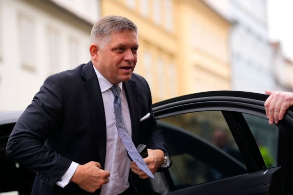 Der slowakische Ministerpräsident Robert Fico besucht Kremlchef Wladimir Putin. (Archivbild) - © Petr David Josek/AP/dpa