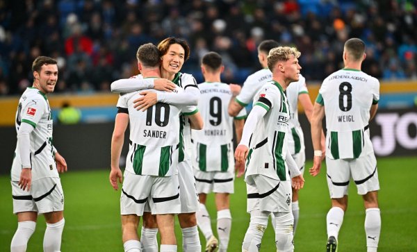Gladbach bejubelt den Sieg bei der TSG Hoffenheim. - © Jan-Philipp Strobel/dpa