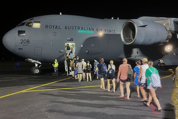 Nachdem ein heftiges Erdbeben den Inselstaat Vanuatu erfasst hat, konnten bereits Hunderte Touristen ausgeflogen werden. - © Uncredited/Department of Foreign Affairs and Trade/AP/dpa