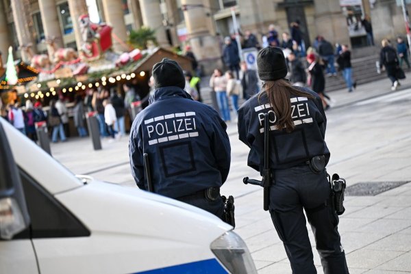 Fünf Menschen kamen bei dem Anschlag auf dem Weihnachtsmarkt ums Leben. - © Marius Bulling/dpa