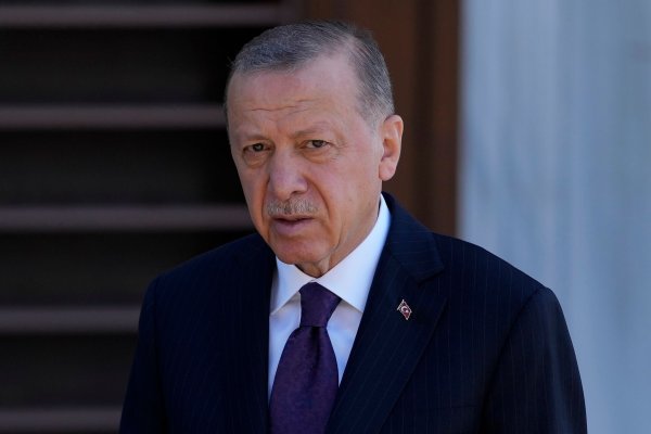 Der türkische Präsident Recep Tayyip Erdogan sprach den Familien der Opfer auf der Plattform X sein Beileid aus. - © Khalil Hamra/AP/dpa