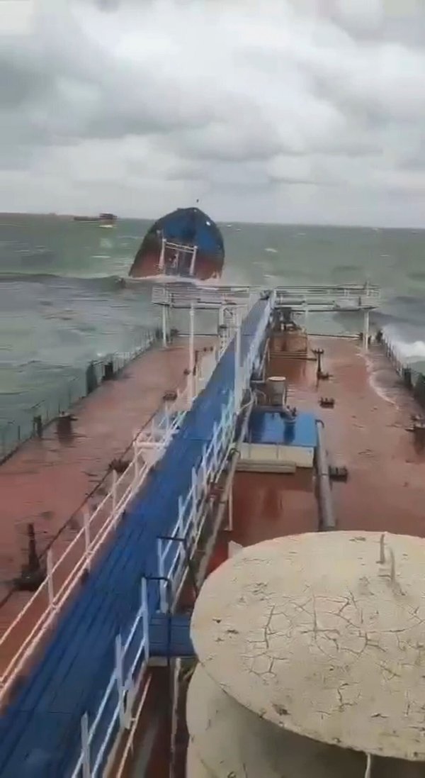 Die zwei in der Meerenge von Kertsch gesunkenen Schiffe haben tonnenweise Öl im Meer verloren. (Archivbild) - © Uncredited/The Russian Southern Transport Prosecutor\\\'s Office via AP/dpa
