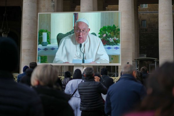 Papst Franziskus plagt seit einigen Tagen eine Erkältung. - © Andrew Medichini/AP/dpa