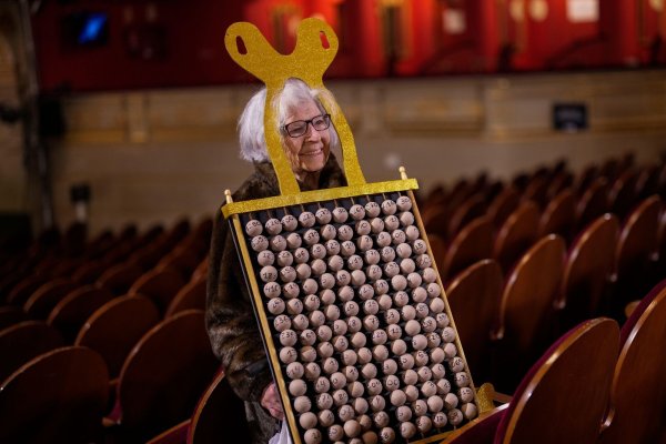 Rund 400 Zuschauer konnten die Ziehung der Glückszahlen im Madrider Teatro Real direkt miterleben. - © Bernat Armangue/AP/dpa