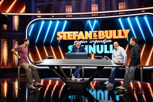 Stefan Raab und Michael «Bully» Herbig bekamen es in ihrer neuen Show mit Bundeswehr-Arzt Marc zu tun. - © Uncredited/RTL+/dpa