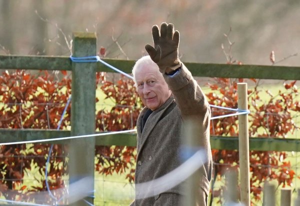Der britische König Charles III. winkte, als er das Gelände der St.-Mary-Magdalene-Kirche in Sadringham verließ. - © Jacob King/PA/AP/dpa