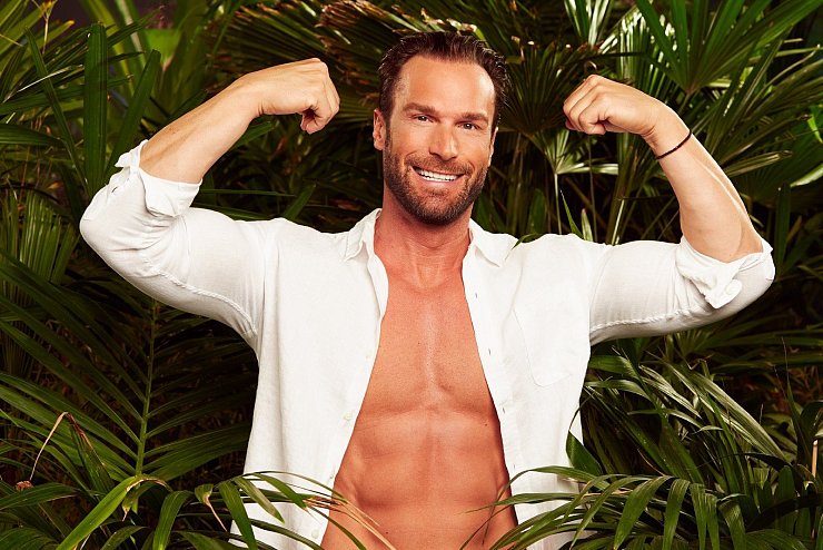 Bastian Yotta nimmt Feuchttücher und ein Kissen mit in den Dschungel. - © MG RTL D / Arya Shirazi