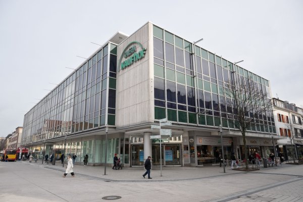 Die geschlossene Galeria-Kaufhof-Filiale im hessischen Hanau. - © Boris Roessler/dpa