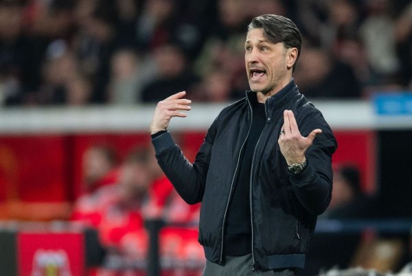 Wolfsburgs Trainer Niko Kovac gestikuliert an der Seitenlinie. - © Marius Becker/dpa