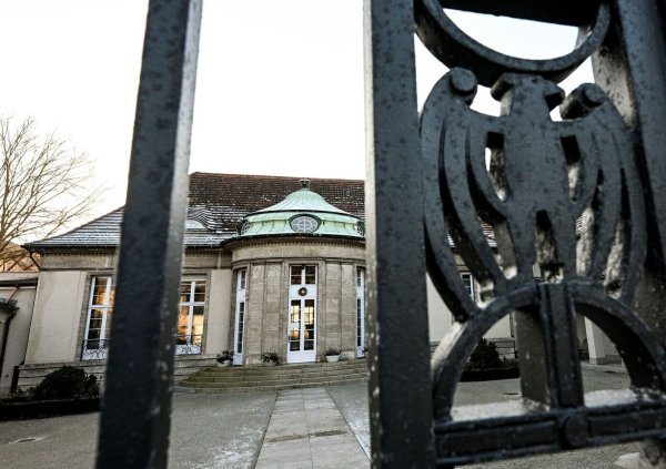 Blick auf ein Gästehaus in Potsdam, in dem AfD-Politiker nach einem Bericht des Medienhauses Correctiv im November an einem Treffen teilgenommen haben. - © Jens Kalaene/dpa