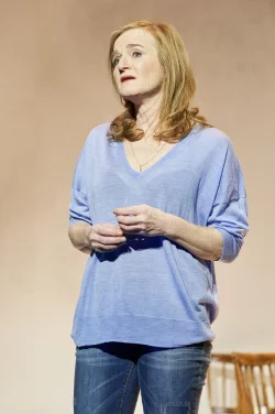 Die hochgelobte Theaterinszenierung Dinge, die ich sicher wei&szlig; mit Nina Petri als Tochter Pip ist ein B&uuml;hnenst&uuml;ck &uuml;ber starke Bindungen, Liebe, Verlust, ungelebte und realisierte Tr&auml;ume. - &copy; Oliver Fantitsch