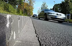 Bordstein an der Carl-Bertelsmann-Stra&szlig;e. Die vor gar nicht langer Zeit sanierte Stra&szlig;e liegt auf dem Rundkurs, auf dem die Soldaten ihre Fahrstunden absolvieren. Im Begegnungsverkehr oder bei Verkehrsinseln kann es dann schon mal eng werden. - &copy; FOTO: RAIMUND VORNB&Auml;UMEN