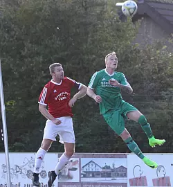 Hoch, h&ouml;her, am h&ouml;chsten: Der Ahmser S&ouml;ren Seifert (rechts) gewinnt den Luftkampf gegen den Lipperreiher Kapit&auml;n Timo Blodow. - &copy; Oliver K&ouml;nig