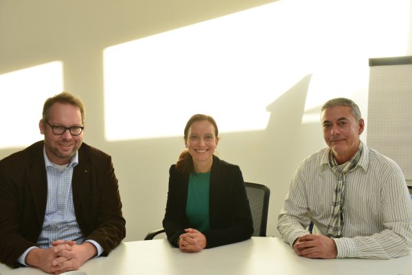 Sie wollen Flüchtlingen deutsches Recht näherbringen: Richter Dr. Florian Hobbeling, Richterin Dr. Anneli Neumann und Dolmetscher Shahin Asrar (von links). - © André Gallisch